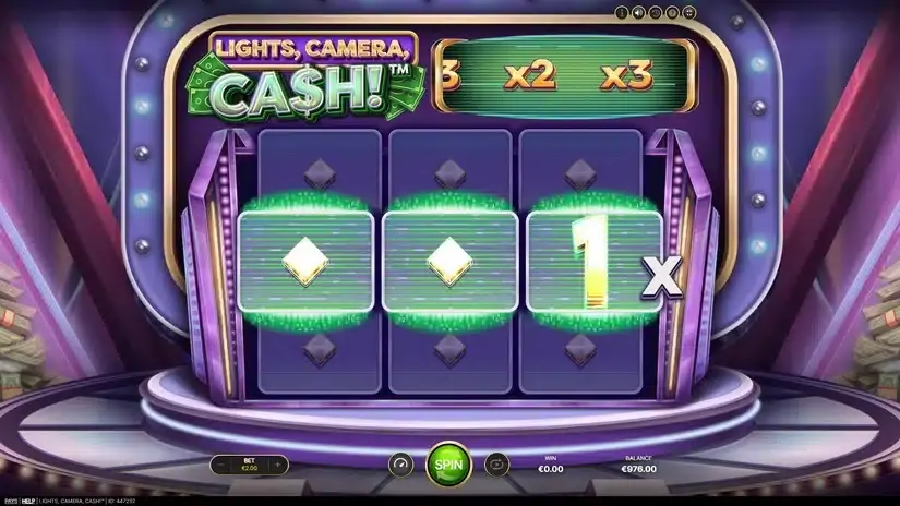 Lights, Camera, Cash! slot screenshot 2